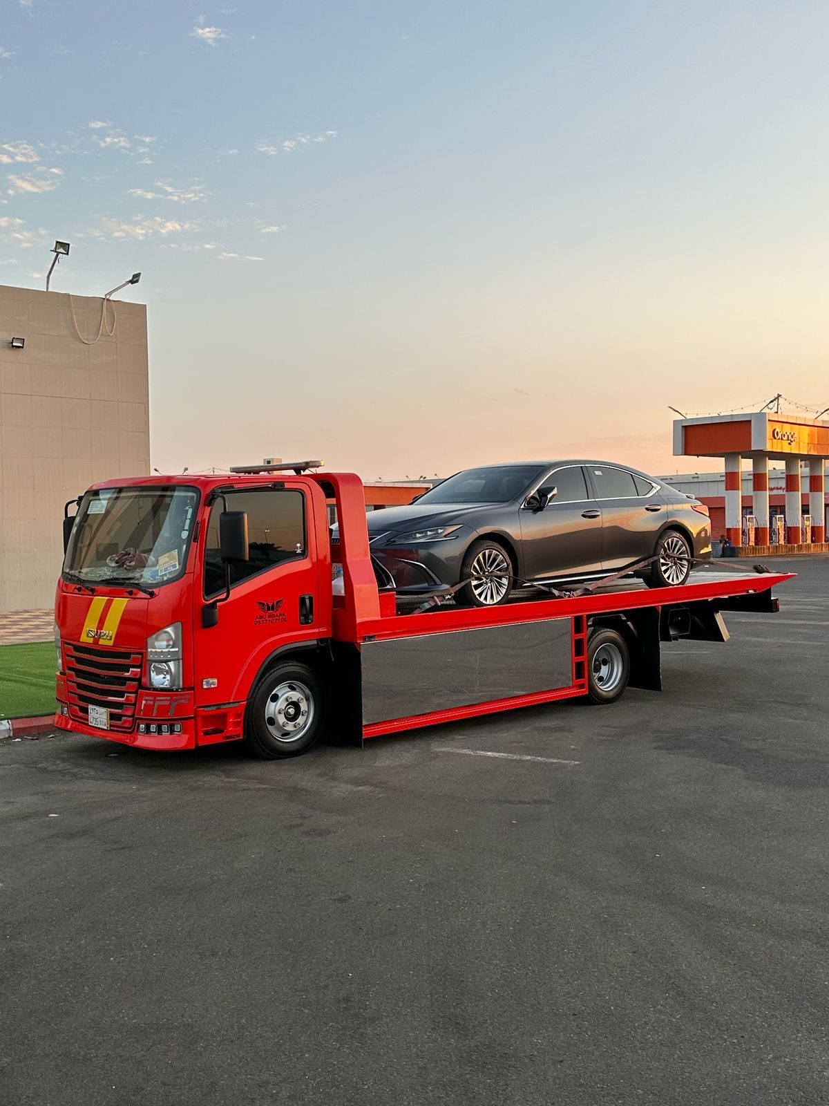 سطحة الدمام تنقل مرسيدس AMG GT خضراء في محطة وقود