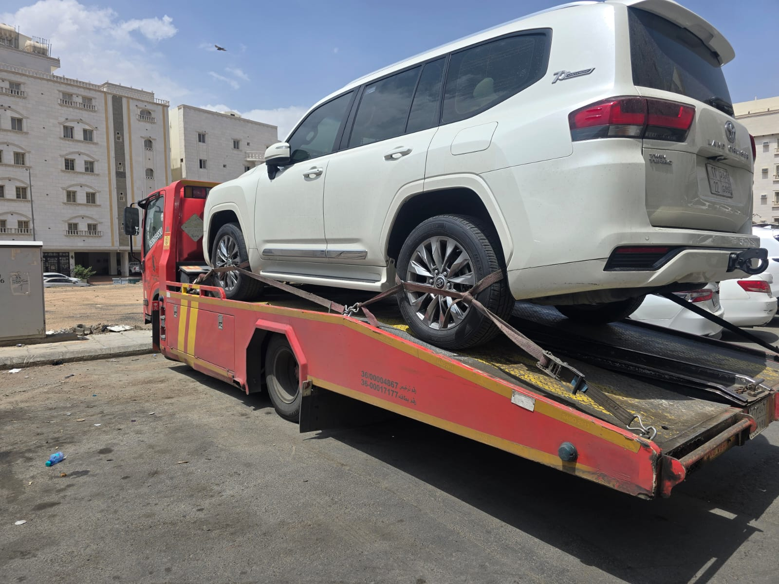 سطحة هيدروليك تنقل رولز رويس غوست زرقاء في الدمام